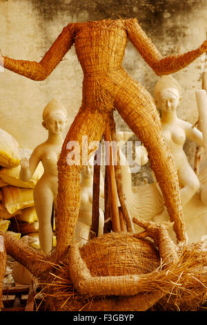 Stroh Göttin Durga Skulptur auf Durga Pooja Feier gemacht; Rajkot; Gujarat; Indien Stockfoto