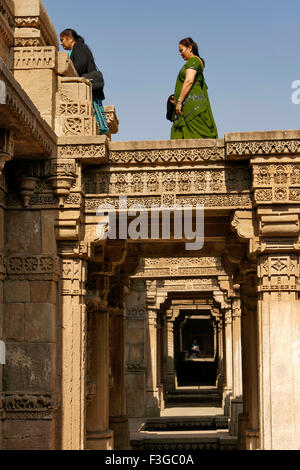 Frauen bei Adalaj Vava Schritt gut gebaut von Königin Rudabai Welterbe-Aufstellungsort von archäologischen Abteilung gepflegt; Ahmedabad Stockfoto