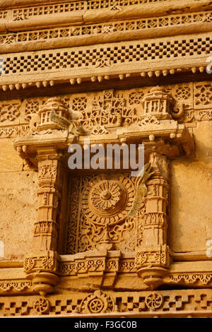 Geschnitzte Platten an Wänden von Adalaj Vava Schritt gut gebaut von Königin Rudabai Heritage Site; Ahmedabad; Gujarat; Indien Stockfoto