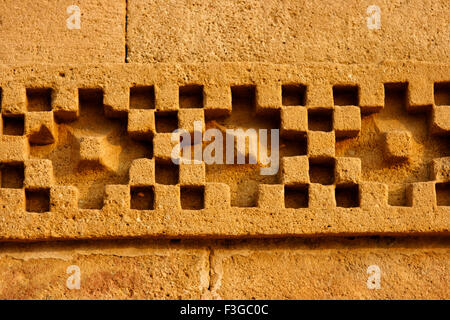 Geschnitzte Platten an Wänden von Adalaj Vava Schritt gut gebaut von Königin Rudabai Weltkulturerbe; Ahmedabad; Gujarat; Indien Stockfoto