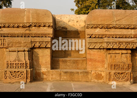 Schritte bei Carved Platten an Wänden von Adalaj Vava Schritt gut gebaut von Königin Rudabai Weltkulturerbe; Ahmedabad; Gujarat; Indien Stockfoto