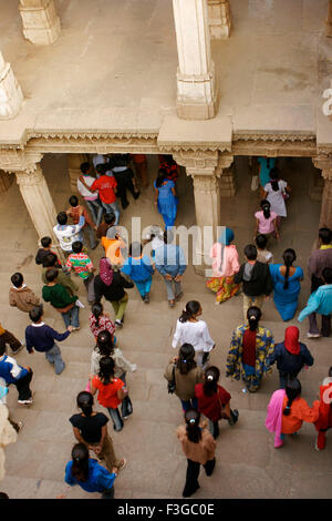 Besucher bei Adalaj Vava Schritt gut gebaut von Königin Rudabai Weltkulturerbe; Ahmedabad; Gujarat; Indien Stockfoto