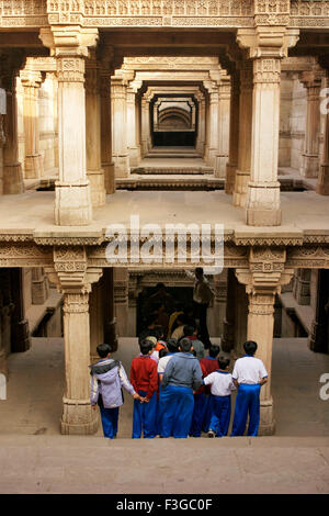 Besucher bei Adalaj Vava Schritt gut gebaut von Königin Rudabai Weltkulturerbe; Ahmedabad; Gujarat; Indien Stockfoto