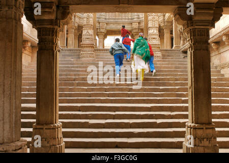 Besucher bei Adalaj Vava Schritt gut gebaut von Königin Rudabai Weltkulturerbe; Ahmedabad; Gujarat; Indien Stockfoto