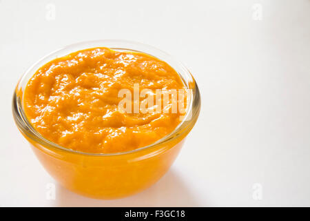 Aamras süßes Gericht, Mangofrucht-Fruchtfleisch Dessert in Glasschüssel auf weißem Hintergrund serviert Stockfoto
