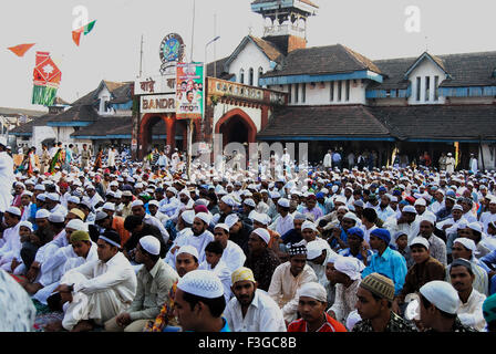 Muslime für Namaz anlässlich des ID-Ul Fitr oder Ramzan Id in Bandra Station sitzen; Bombay Mumbai; Maharashtra Stockfoto