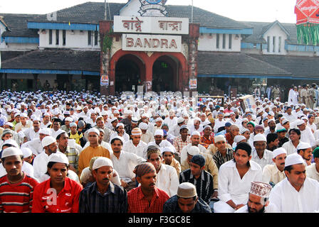 Muslime für Namaz anlässlich des ID-Ul Fitr auf Ramzan Id in Bandra Station sitzen; Bombay Mumbai; Maharashtra Stockfoto