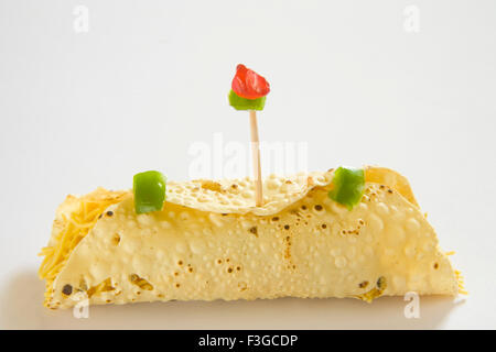 Indisches Essen Papad; Poppadoms sind Runde Wafer dünne Scheiben aus verschiedenen Linsen oder Getreide Mehl gebraten serviert oder Deep Fried Stockfoto