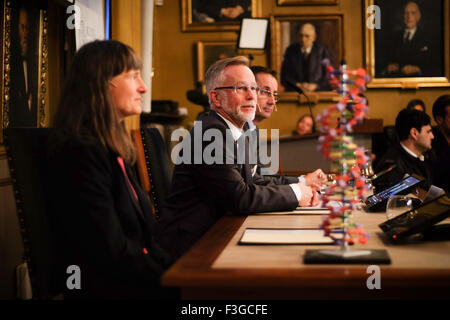 Stockholm, Schweden. 7. Oktober 2015. Eine Pressekonferenz, um die Sieger von Nobelpreis in der Chemie 2015 in Stockholm, Schweden, 7. Oktober 2015 bekannt zu geben. Der Nobelpreis in Chemie 2015 gemeinsam Tomas Lindahl, Paul Modrich und Aziz Sancar "für mechanistische Studien der DNA-Reparatur" dh erhielt. für zugeordnet haben, auf molekularer Ebene, wie Zellen reparieren beschädigten DNA und die genetische Information zu schützen. © Rob Schoenbaum/Xinhua/Alamy Live-Nachrichten Stockfoto