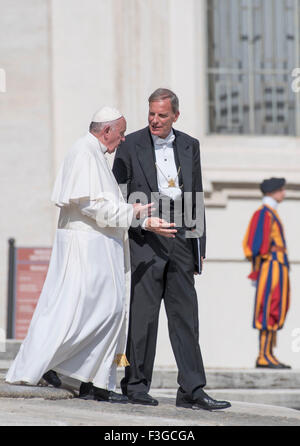 Vatikan-Stadt. 7. Oktober 2015. Papst Francis verlassen St. Peter Platz nach seiner wöchentlichen Audienz im Vatikan am 7. Oktober 2015. Bildnachweis: Massimo Valicchia/Alamy Live-Nachrichten. Stockfoto