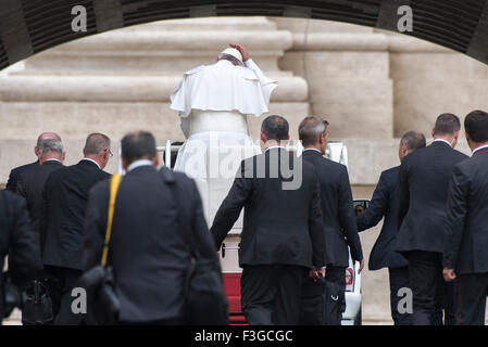 Vatikan-Stadt. 7. Oktober 2015. Papst Francis verlassen St. Peter Platz nach seiner wöchentlichen Audienz im Vatikan am 7. Oktober 2015. Bildnachweis: Massimo Valicchia/Alamy Live-Nachrichten. Stockfoto