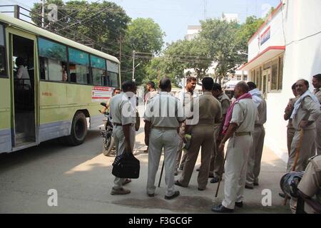 Allahabad, Indien. 7. Oktober 2015. Polizisten Weg bis Gram Panchayat Wahlen 2015 Pflicht vor der ersten Phasen Abfragen von Zila Panchayat & BDC (Block). © Amar Deep/Pacific Press/Alamy Live-Nachrichten Stockfoto