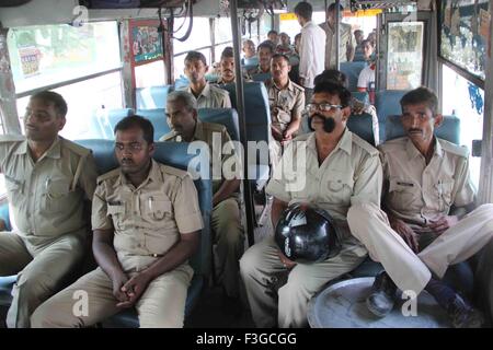 Allahabad, Indien. 7. Oktober 2015. Polizisten Weg bis Gram Panchayat Wahlen 2015 Pflicht vor der ersten Phasen Abfragen von Zila Panchayat & BDC (Block). © Amar Deep/Pacific Press/Alamy Live-Nachrichten Stockfoto