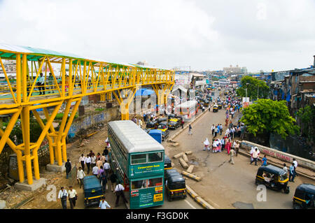 Bandra East Sky walk verbindet Kalanagar mit lokalen Bahnhof Bandra; Bombay jetzt Mumbai; Maharashtra; Indien Stockfoto