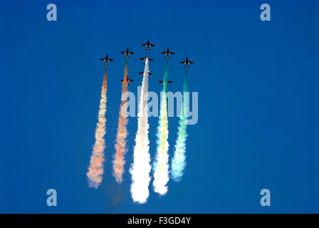 Luftfahrtausstellung in akrobatischen Suryakiran Teams von IAF am Shanghumugom Strand; Trivandrum; Kerala; Indien Stockfoto