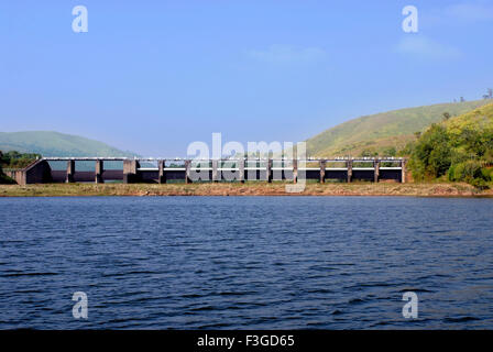 Spillway, Mullaperiyar-Staudamm, Mullaperiyar-Staudamm, Periyar-Fluss, Cardamom Hills, Westliche Ghats, Kumily, Thekkady, Idukki, Kerala, Indien, Asien Stockfoto