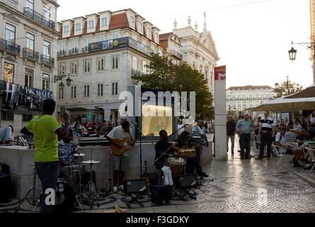 Lissabon, PORTUGAL - 23. Oktober 2014: Baixa Chiado u-Bahnstation in Lissabon, mit Straßenkünstlern, singen bei Sonnenuntergang mit No Stockfoto