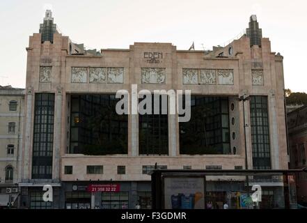 Lissabon, PORTUGAL - 23. Oktober 2014: Außenfassade des Eden Teatro in Lissabon am Praca de Restauradores, bei Sonnenuntergang Stockfoto