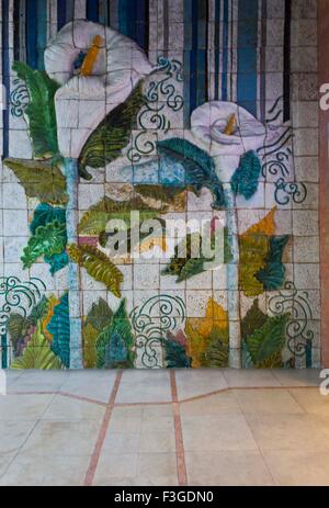 Lissabon, PORTUGAL - 23. Oktober 2014: Schön dekorierte Wand in Lissabon, mit quadratischen Fliesen, zwei Blumen zu gestalten Stockfoto