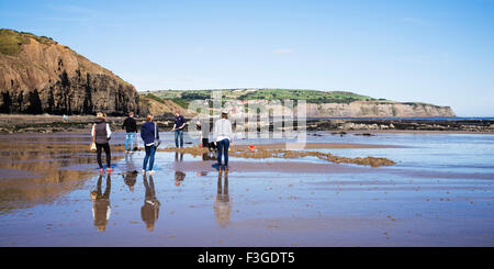 "Jungs zu spielen", Robin Hoods Bay, North Yorkshire, England, UK Stockfoto