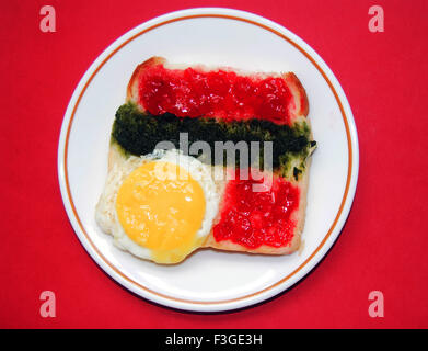 Indian nicht vegetarische Kost; Halbe Spiegelei auf Brot mit Chatni beschmiert und Marmelade serviert in Schale Stockfoto