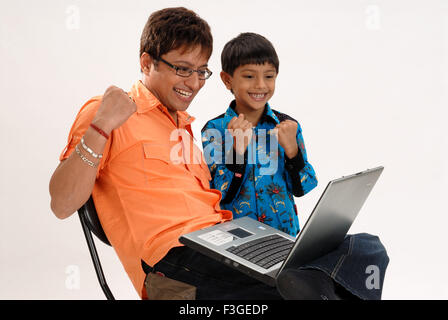 Vater und Sohn Arbeiten am Laptop die Fäuste geballt Herr Nr. 364 Stockfoto