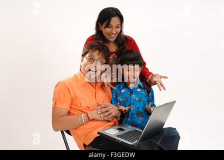 Südasiatische indischer Vater Mutter und Sohn gerade Laptop; Bombay Mumbai; Maharashtra; Indien Herr #364 Stockfoto