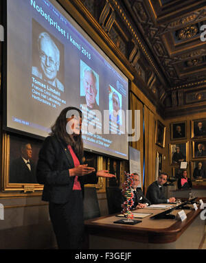 Stockholm, Schweden. 7. Oktober 2015. Sara Snogerup Linse (L), Vorsitzender des Nobel-Komitees für Chemie, spricht auf einer Pressekonferenz in Stockholm, Schweden, 7. Oktober 2015. Der Nobelpreis in Chemie 2015 gemeinsam Tomas Lindahl, Paul Modrich und Aziz Sancar "für mechanistische Studien der DNA-Reparatur" dh erhielt. für zugeordnet haben, auf molekularer Ebene, wie Zellen reparieren beschädigten DNA und die genetische Information zu schützen. Bildnachweis: Rob Schoenbaum/Xinhua/Alamy Live-Nachrichten Stockfoto