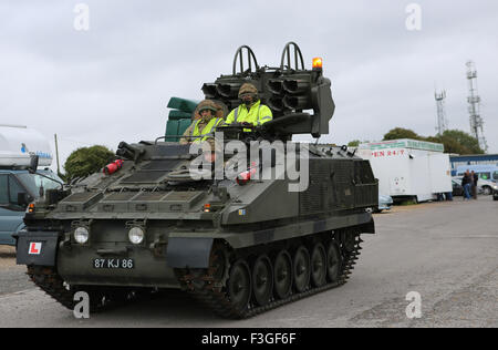 Portsmouth, Hampshire, UK. 7. Oktober 2015. Bild A Tank, die für einen Ort der Mittagessen ein paar Knaller an Micks Monster Burger The Tank mit der Rocket Luncher auf den Rücken geschnallt angehalten kann brennen mit einer Reichweite von bis zu 4 Meilen. Bildnachweis: Uknip/Alamy Live-Nachrichten Stockfoto