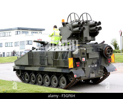 Portsmouth, Hampshire, UK. 7. Oktober 2015. Bild A Tank, die für einen Ort der Mittagessen ein paar Knaller an Micks Monster Burger The Tank mit der Rocket Luncher auf den Rücken geschnallt angehalten kann brennen mit einer Reichweite von bis zu 4 Meilen. Bildnachweis: Uknip/Alamy Live-Nachrichten Stockfoto