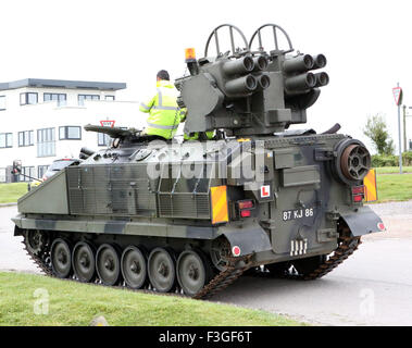 Portsmouth, Hampshire, UK. 7. Oktober 2015. Bild A Tank, die für einen Ort der Mittagessen ein paar Knaller an Micks Monster Burger The Tank mit der Rocket Luncher auf den Rücken geschnallt angehalten kann brennen mit einer Reichweite von bis zu 4 Meilen. Bildnachweis: Uknip/Alamy Live-Nachrichten Stockfoto