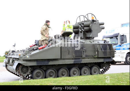 Portsmouth, Hampshire, UK. 7. Oktober 2015. Bild A Tank, die für einen Ort der Mittagessen ein paar Knaller an Micks Monster Burger The Tank mit der Rocket Luncher auf den Rücken geschnallt angehalten kann brennen mit einer Reichweite von bis zu 4 Meilen. Bildnachweis: Uknip/Alamy Live-Nachrichten Stockfoto