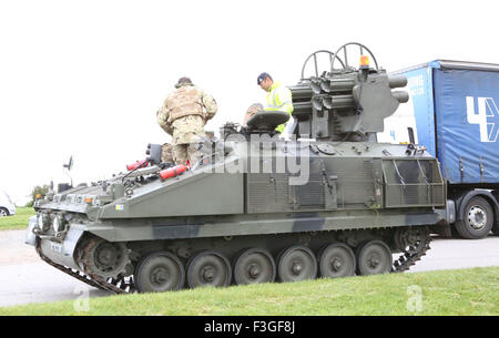 Portsmouth, Hampshire, UK. 7. Oktober 2015. Bild A Tank, die für einen Ort der Mittagessen ein paar Knaller an Micks Monster Burger The Tank mit der Rocket Luncher auf den Rücken geschnallt angehalten kann brennen mit einer Reichweite von bis zu 4 Meilen. Bildnachweis: Uknip/Alamy Live-Nachrichten Stockfoto