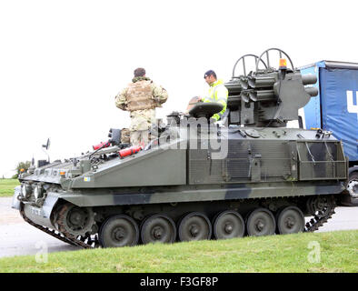 Portsmouth, Hampshire, UK. 7. Oktober 2015. Bild A Tank, die für einen Ort der Mittagessen ein paar Knaller an Micks Monster Burger The Tank mit der Rocket Luncher auf den Rücken geschnallt angehalten kann brennen mit einer Reichweite von bis zu 4 Meilen. Bildnachweis: Uknip/Alamy Live-Nachrichten Stockfoto