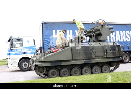 Portsmouth, Hampshire, UK. 7. Oktober 2015. Bild A Tank, die für einen Ort der Mittagessen ein paar Knaller an Micks Monster Burger The Tank mit der Rocket Luncher auf den Rücken geschnallt angehalten kann brennen mit einer Reichweite von bis zu 4 Meilen. Bildnachweis: Uknip/Alamy Live-Nachrichten Stockfoto