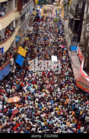 Überfüllten Straße; Menschen versammelt, um Dahi Handi auf Govinda Gokul Ashtami Festival zu sehen; Bombay Mumbai; Maharashtra; Indien Stockfoto