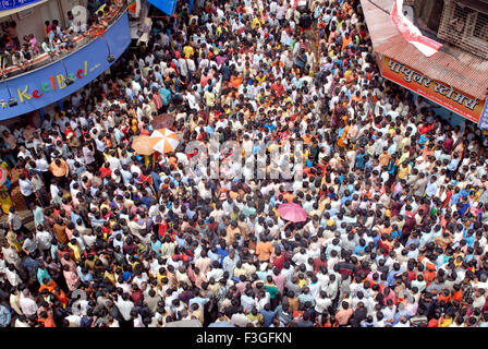 Überfüllten Straße; Menschen versammelt, um Dahi Handi auf Govinda Gokul Ashtami Festival zu sehen; Bombay Mumbai; Maharashtra; Indien Stockfoto