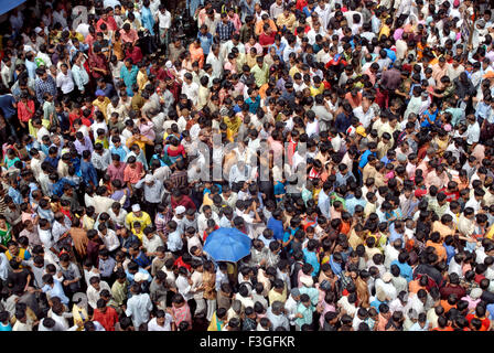 Menschenmenge versammelte sich, um Dahi Handi auf dem Govinda Gokul Ashtami Festival, Bombay, Mumbai, Maharashtra, Indien, Asien Stockfoto