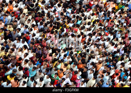 Überfüllten Straße; Menschen versammelt, um Dahi Handi auf Govinda Gokul Ashtami Festival zu sehen; Bombay Mumbai; Maharashtra; Indien Stockfoto