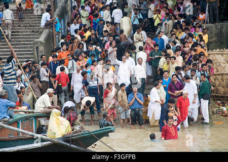 Abschied von Durga Idol Visarjan bei Bank Fluss Hooghly; Durga Pooja Dassera Vijayadasami Navaratri Festival; Kalkutta Calcutta Stockfoto