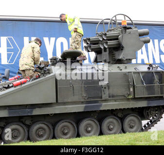 Portsmouth, Hampshire, UK. 7. Oktober 2015. Bild A Tank, die für einen Ort der Mittagessen ein paar Knaller an Micks Monster Burger The Tank mit der Rocket Luncher auf den Rücken geschnallt angehalten kann brennen mit einer Reichweite von bis zu 4 Meilen. Bildnachweis: Uknip/Alamy Live-Nachrichten Stockfoto