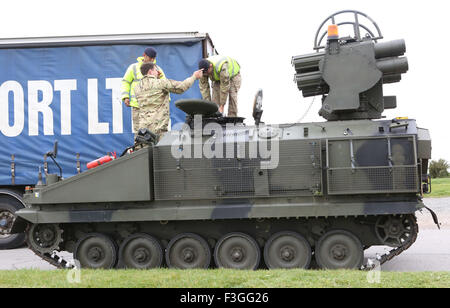 Portsmouth, Hampshire, UK. 7. Oktober 2015. Bild A Tank, die für einen Ort der Mittagessen ein paar Knaller an Micks Monster Burger The Tank mit der Rocket Luncher auf den Rücken geschnallt angehalten kann brennen mit einer Reichweite von bis zu 4 Meilen. Bildnachweis: Uknip/Alamy Live-Nachrichten Stockfoto