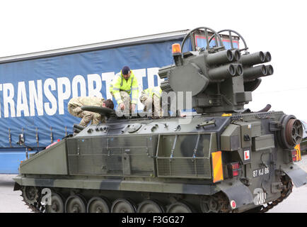 Portsmouth, Hampshire, UK. 7. Oktober 2015. Bild A Tank, die für einen Ort der Mittagessen ein paar Knaller an Micks Monster Burger The Tank mit der Rocket Luncher auf den Rücken geschnallt angehalten kann brennen mit einer Reichweite von bis zu 4 Meilen. Bildnachweis: Uknip/Alamy Live-Nachrichten Stockfoto