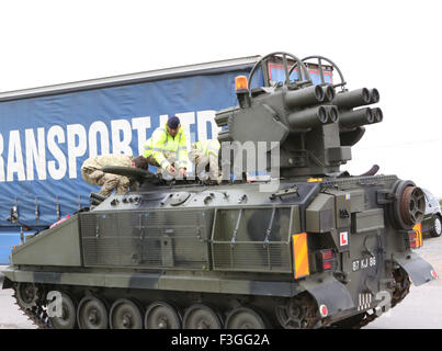 Portsmouth, Hampshire, UK. 7. Oktober 2015. Bild A Tank, die für einen Ort der Mittagessen ein paar Knaller an Micks Monster Burger The Tank mit der Rocket Luncher auf den Rücken geschnallt angehalten kann brennen mit einer Reichweite von bis zu 4 Meilen. Bildnachweis: Uknip/Alamy Live-Nachrichten Stockfoto