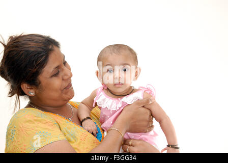 Indische Mutter schauen, Baby, weißer Hintergrund, Indien Herr Nr. 152 Stockfoto