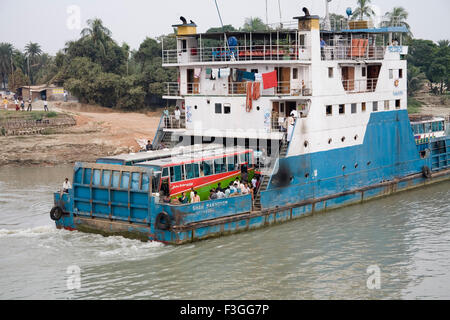 Großes Motorboot verwendet wird, um den Padma Fluss überqueren; Bangladesch Stockfoto