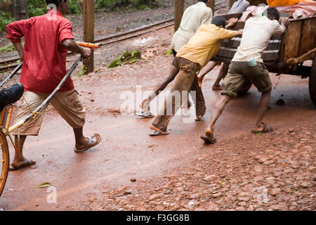 Verwendung von Handwagen auf Hügel-Station; Matheran; Maharashtra; Indien Stockfoto