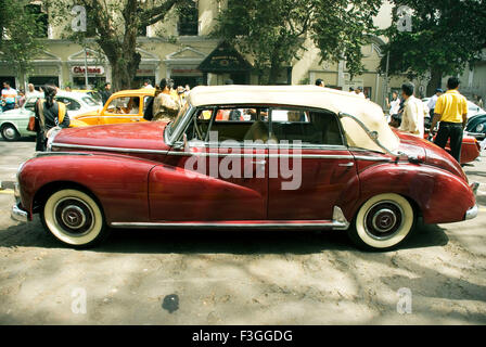 Mercedes-Benz Oldtimer; Kalaghoda; Bombay jetzt Mumbai; Maharashtra; Indien Stockfoto