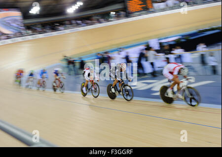 London, England, 02.12.18. Konkurrenten auf die Männer Omnium kratzen Rennen der UCI World Cup, Track Cycling, Olympischen Velodrom, Stockfoto