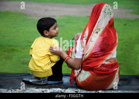 Mutter & Kind sitzt auf der Bank; Dorf Delwara; Udaipur; Rajasthan; Indien Stockfoto